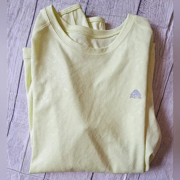 Nike Women's •Size Large• ACG Fit Dry Embossed Base Layer Long Sleeve Top Neon - Picture 8 of 8